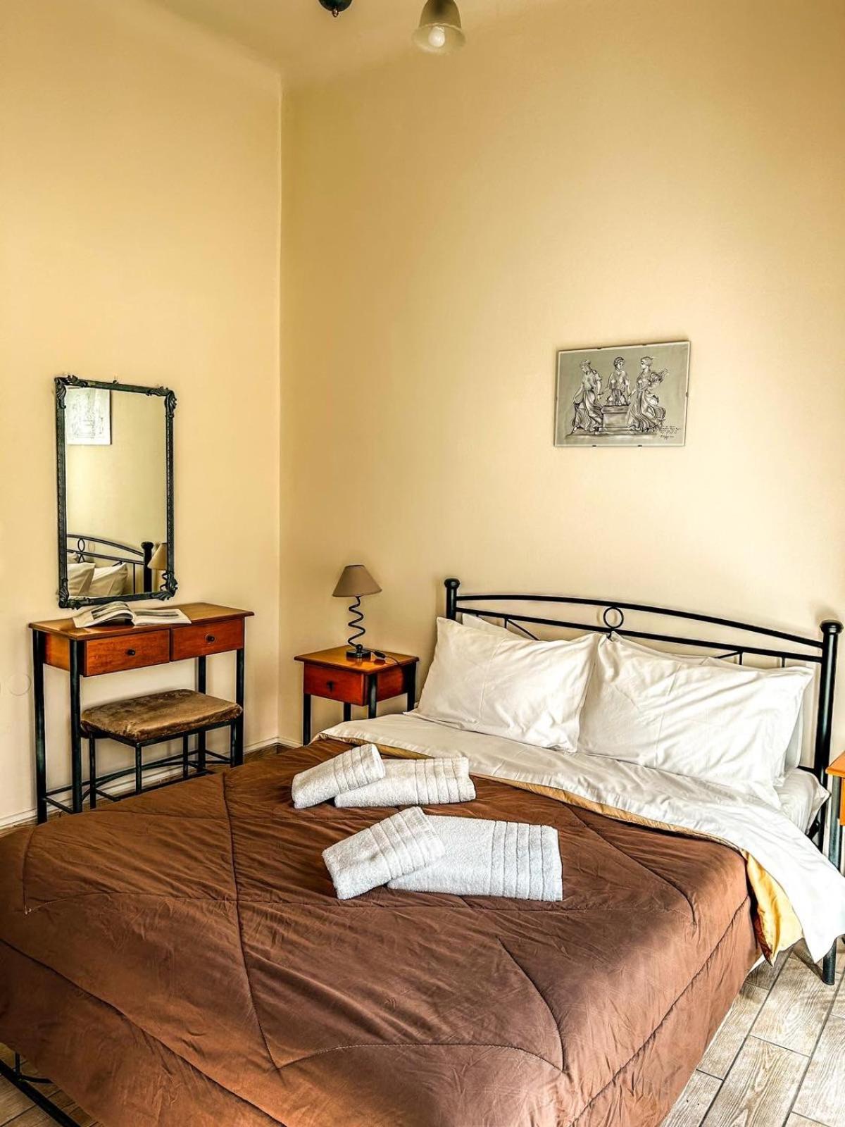 Central 9 Rooms Ermoupoli Bilik gambar
