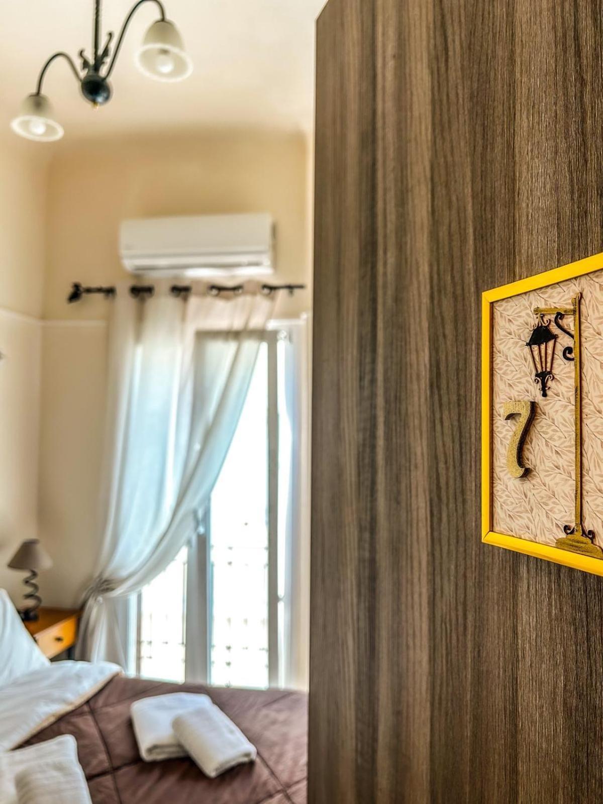 Central 9 Rooms Ermoupoli Bilik gambar