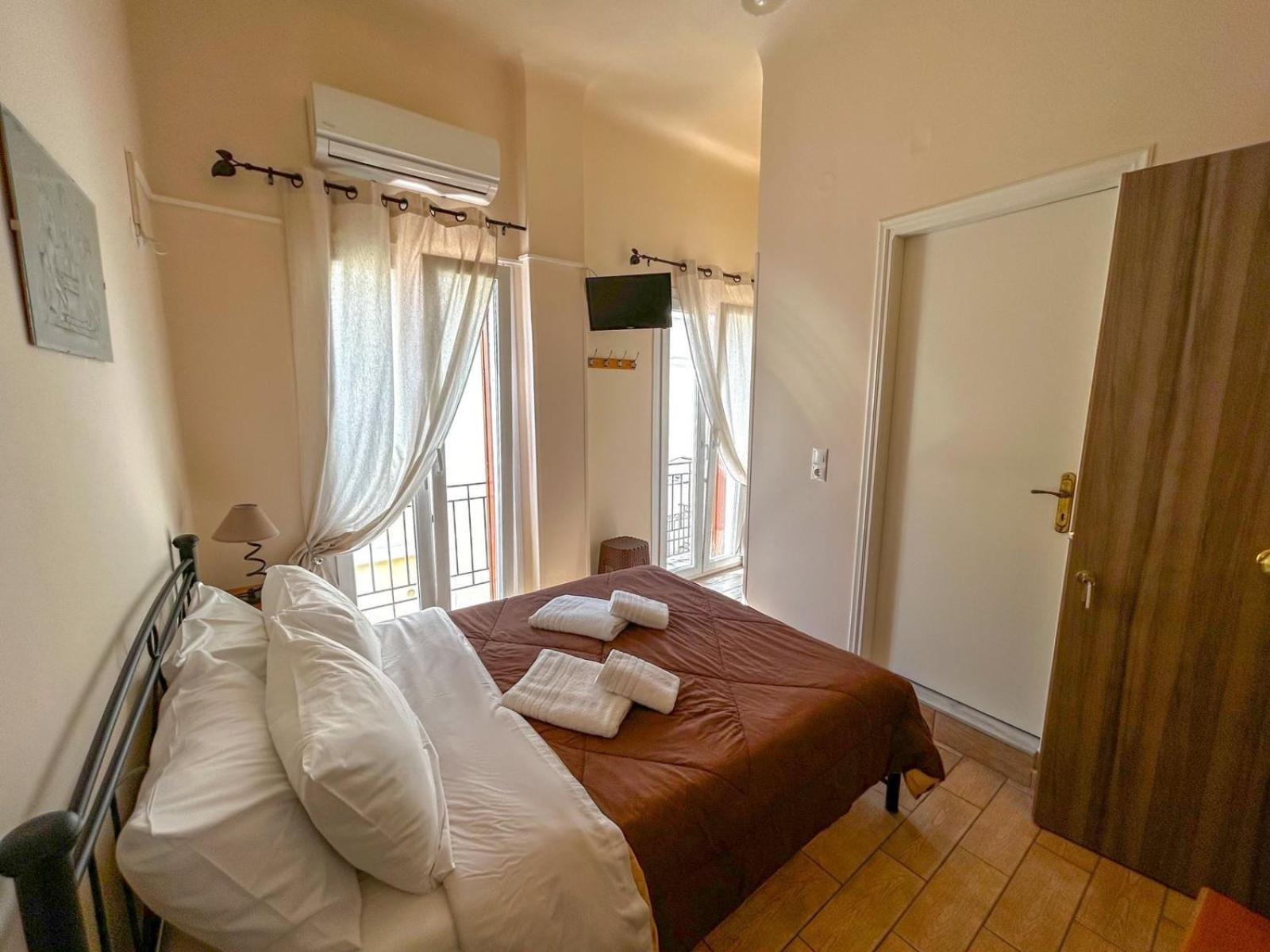 Central 9 Rooms Ermoupoli Bilik gambar