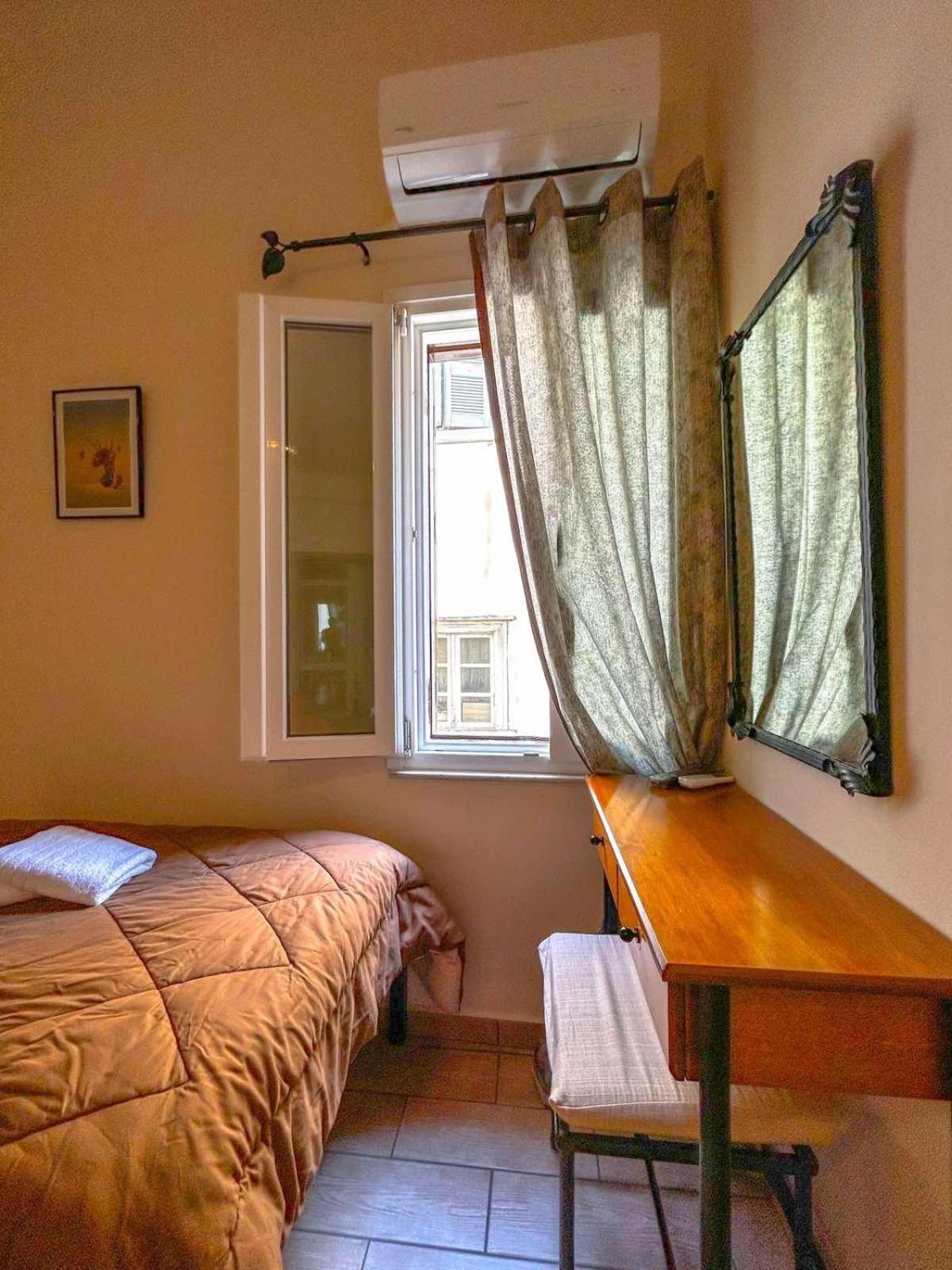 Central 9 Rooms Ermoupoli Bilik gambar