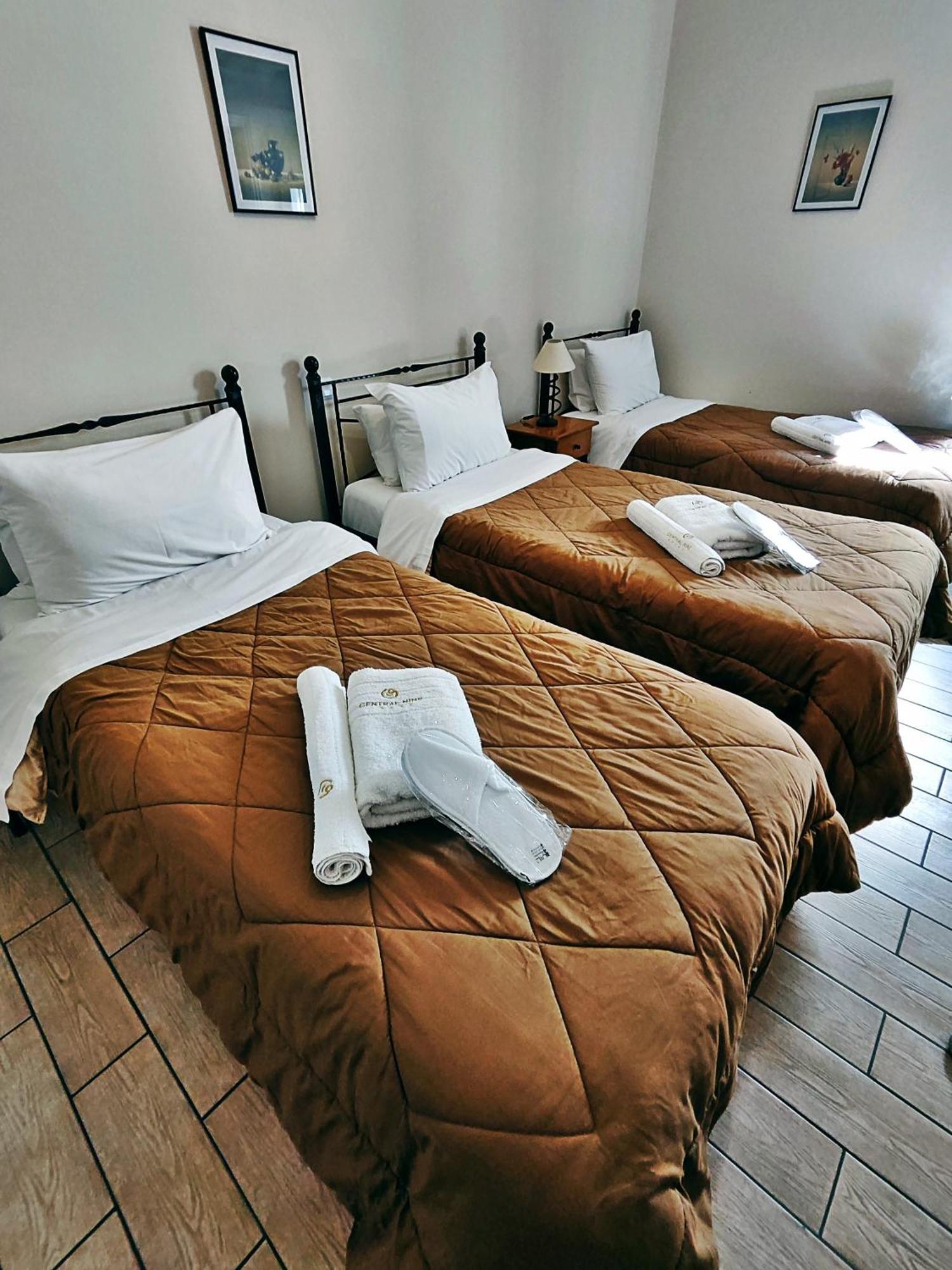Central 9 Rooms Ermoupoli Bilik gambar